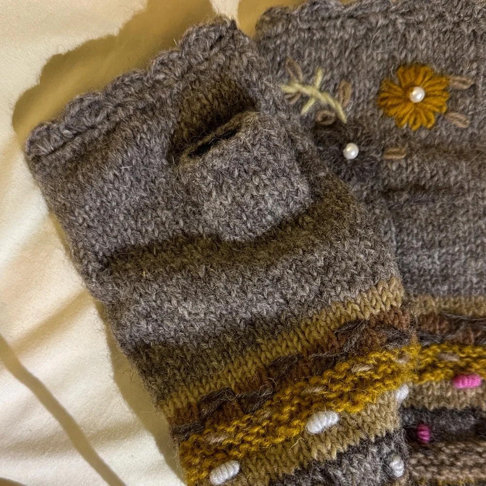 Yak & Yeti Embroidered Gray Knit Fingerless Gloves with Fleece Lining - Picture 2 of 4